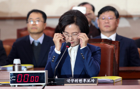 추미애 법무부 장관 후보자가 30일 오전 국회에서 열린 법제사법위원회 인사청문회에서 안경을 쓰고 있다.  연합뉴스